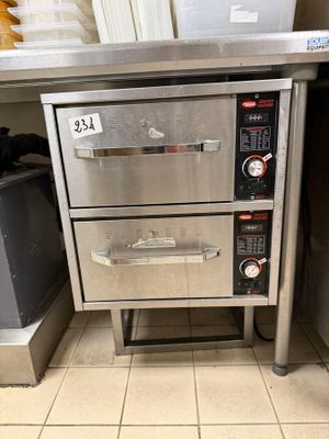 une image d'un four commercial dans une cuisine commerciale