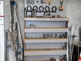 un garage avec tout un tas d'outils sur les étagères