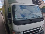 un camion garé sur le bord de la rue
