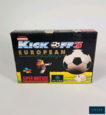 une boîte contenant un ballon de football, posée sur une surface blanche