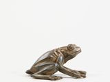 figurine en bronze représentant une grenouille sur fond blanc