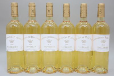 six bouteilles de vin blanc sont alignées
