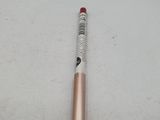 un gros plan d'un crayon posé sur une table, sur fond blanc