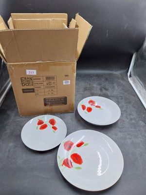 trois assiettes décorées de fleurs rouges