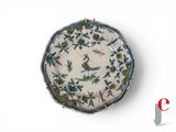 une assiette blanche ornée d'un motif représentant un oiseau
