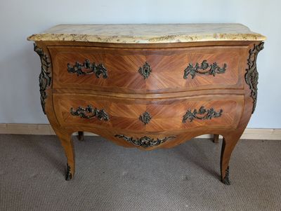 une commode en marbre exposée dans une pièce