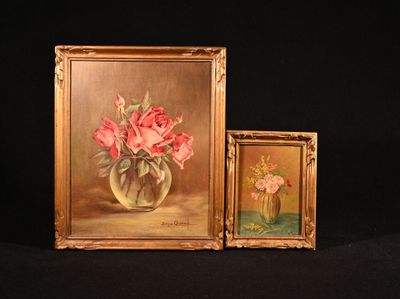 une peinture représentant un vase de roses et une peinture représentant un vase de fleurs sur fond noir