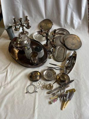 beaucoup d'objets en argent sur la table