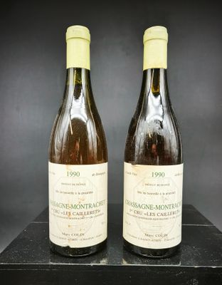 deux bouteilles de vin posées sur une table noire