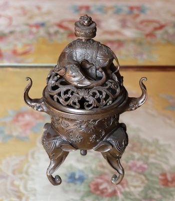 une statue en bronze représentant un homme assis sur un éléphant