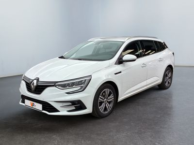 une voiture blanche dans une pièce blanche au sol noir