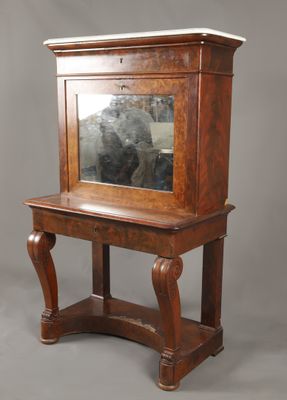 un miroir posé sur une petite table en bois sur laquelle se trouve un miroir