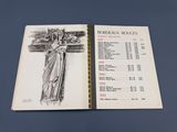 un livre sur lequel figure le dessin d'une statue