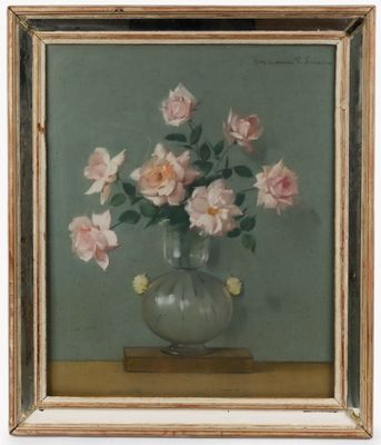 tableau représentant des roses roses dans un vase en verre posé sur une table en bois