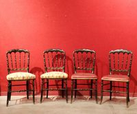 Deux paires de chaises en bois noirci. (photo 2)