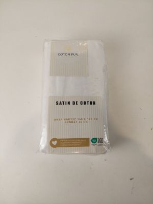 un sac de coton posé sur une nappe blanche