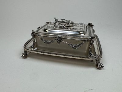 une boîte en argent posée sur une table