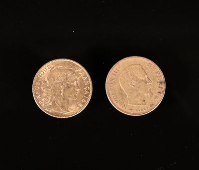 deux pièces britanniques sur fond noir