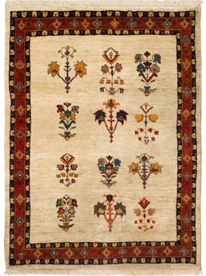 un tapis blanc orné d'un motif floral