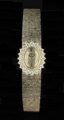 une montre-bracelet de femme ornée de diamants