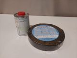 une bombe de cire pour aérographe et une bombe de cire pour aérographe posées sur une table