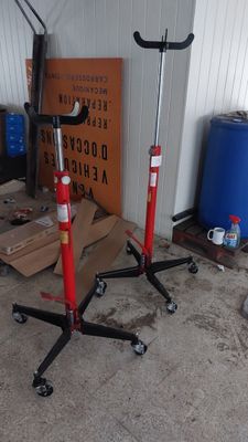 deux chandelles rouges et noires dans un garage