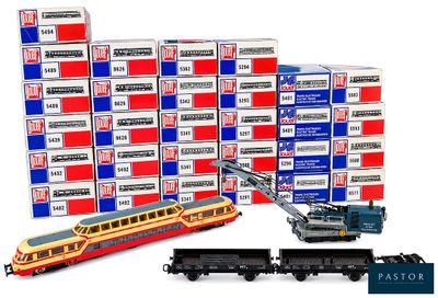 un train garé à côté d'une pile de cartons