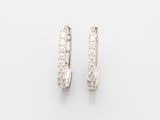 une paire de boucles d'oreilles en diamant