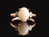 une bague en oplite et diamant sur un fond noir