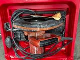 une boîte à outils rouge avec des outils sur le sol