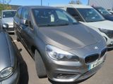 Plusieurs voitures sont garées sur un parking, dans un parking.