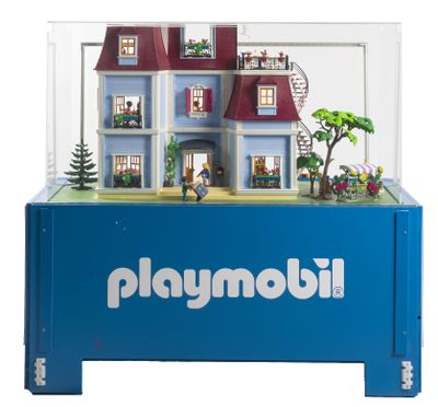une vitrine Playmobil contenant une maison de poupées