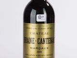 une bouteille de vin posée sur une table