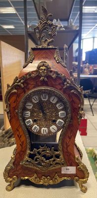 une horloge posée sur une table dans une pièce