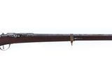 un fusil avec un canon en bois sur fond blanc