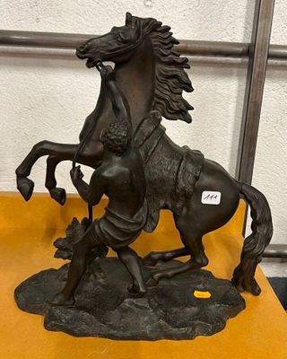 statue en bronze d'un cheval avec un cavalier sur son dos