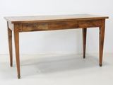 une petite table en bois avec deux tiroirs