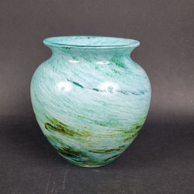 un vase en verre posé sur une table
