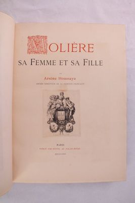 un livre ouvert sur lequel figure un blason