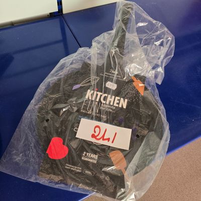 un sac en plastique posé sur une table bleue