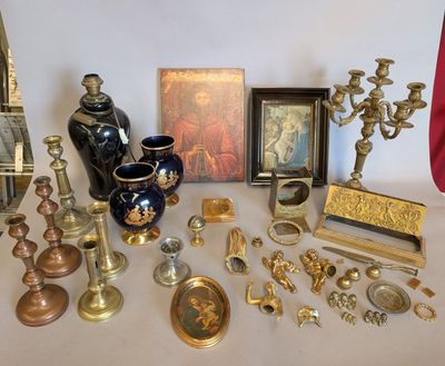 une table sur laquelle sont posés de nombreux objets anciens