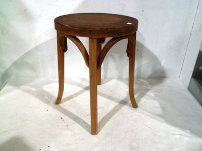 une petite table en bois avec un plateau en bois sur un socle blanc