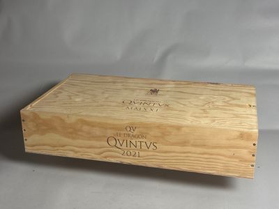 une image représentant une boîte en bois sur laquelle figure une étiquette de vin