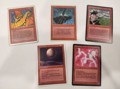 quatre cartes de différents jeux de cartes posées sur une table