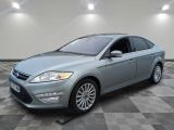 Une Ford Mondeo Titanium de 2013 dans un showroom au sol à damier