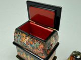 a small box that has a lid on it