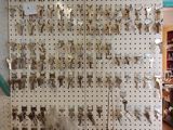 une photo d'un mur sur lequel est accroché un trousseau de clés