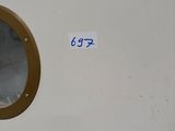 un petit miroir rond accroché sur le côté d'un mur blanc