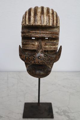 Un masque Bété Cote d'Ivoire (bois et clou)