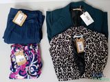 trois vêtements posés les uns à côté des autres sur une table